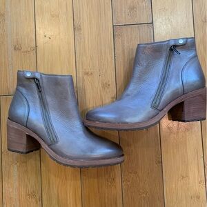 Johnston and Murphy Nadia Zip Up Booties